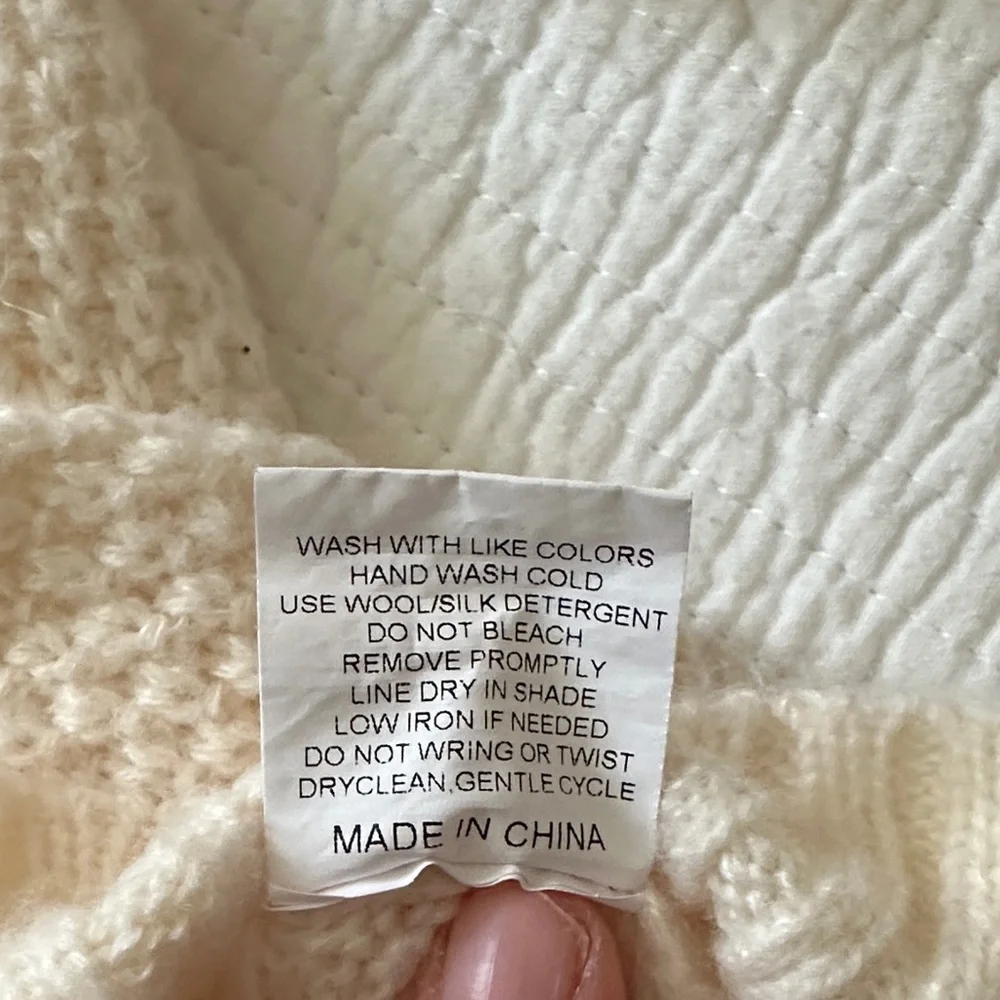 Chic Cream Turtleneck Sweater with Floral Accents - Picture 3 of 8